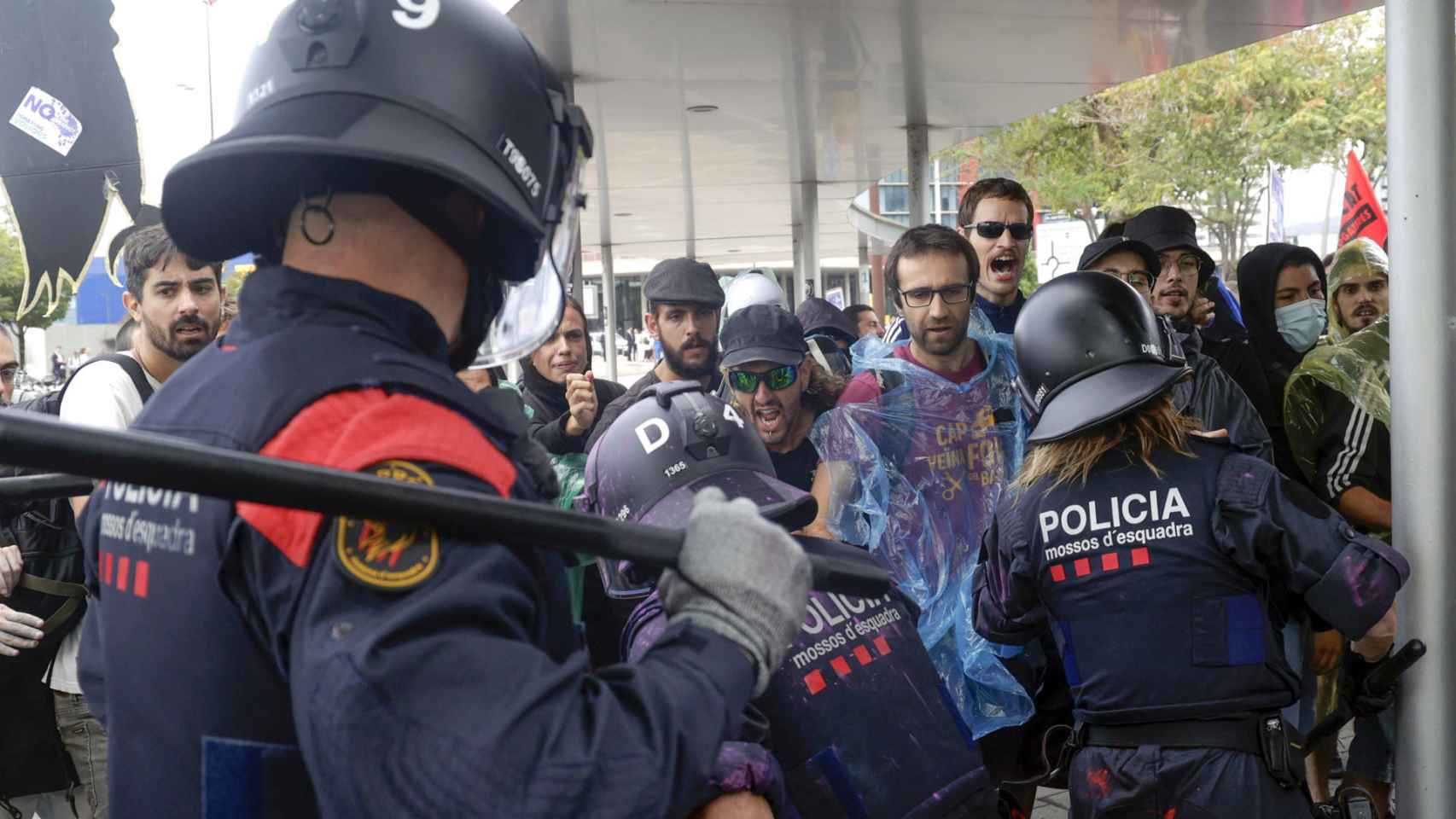 Mossos d'Esquadra cargan contra los activistas provivienda que han atacado a los visitantes de la feria The District en Barcelona