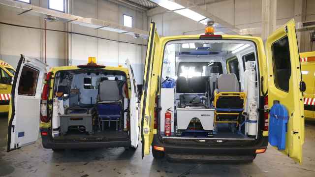 Imagen de dos ambulancias de Serveo, participada de Ferrovial y Portobello