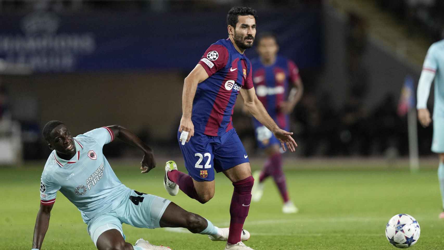 Gundogan, en acción contra el Amberes, en la Champions