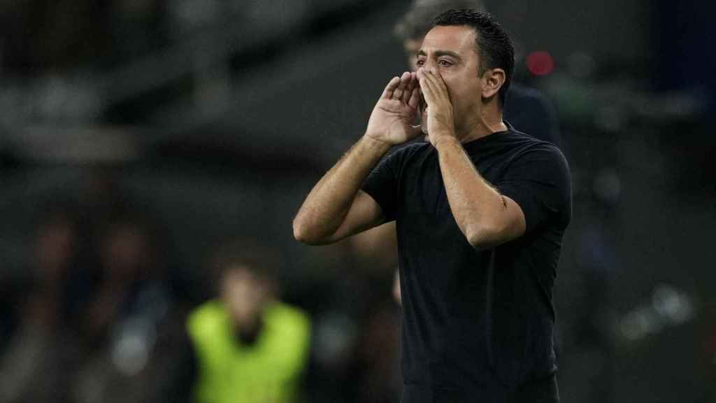 Xavi Hernández, dando órdenes desde el banquillo en Champions League