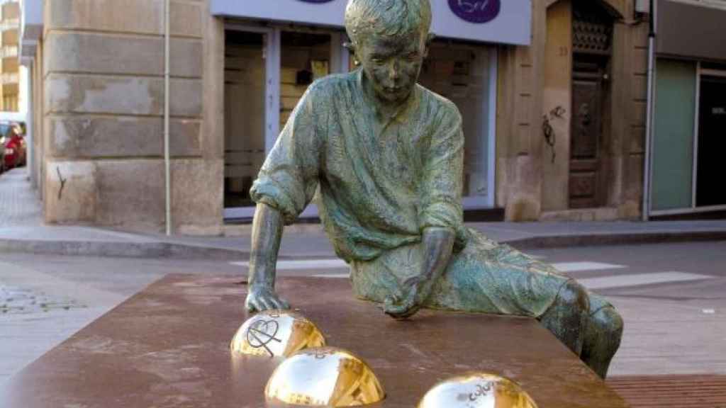 Escultura de Gaudí niño en Reus