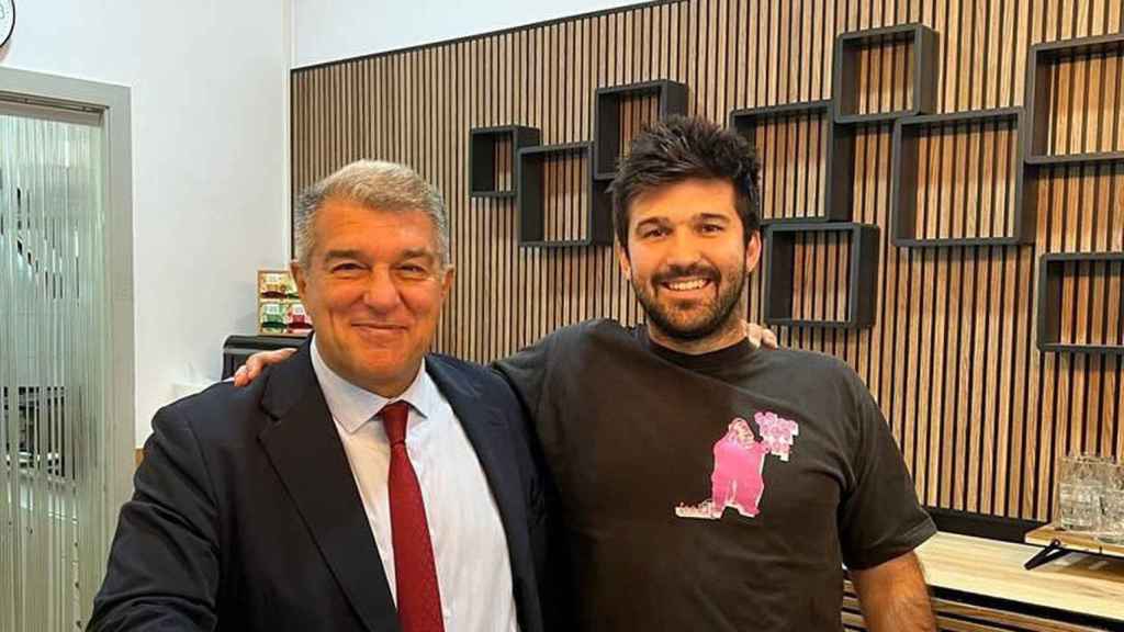 Joan Laporta, junto a su hijo Pol en la inauguración de su cafetería