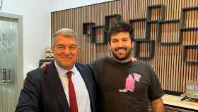 Joan Laporta, junto a su hijo Pol en la inauguración de su cafetería