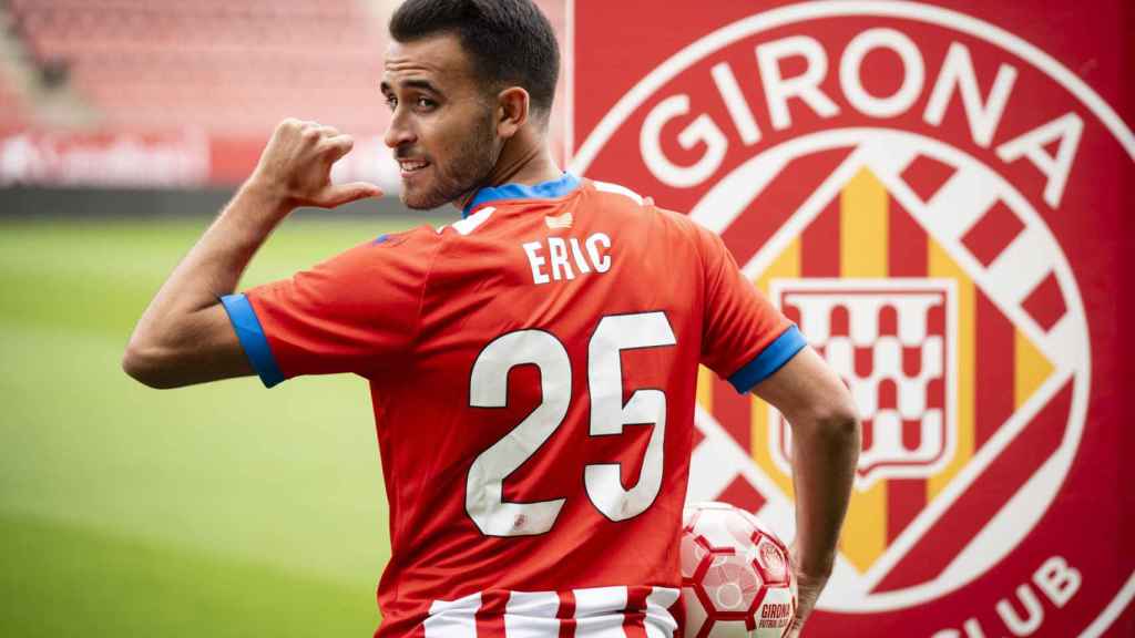 Eric García, posando con la camiseta del Girona