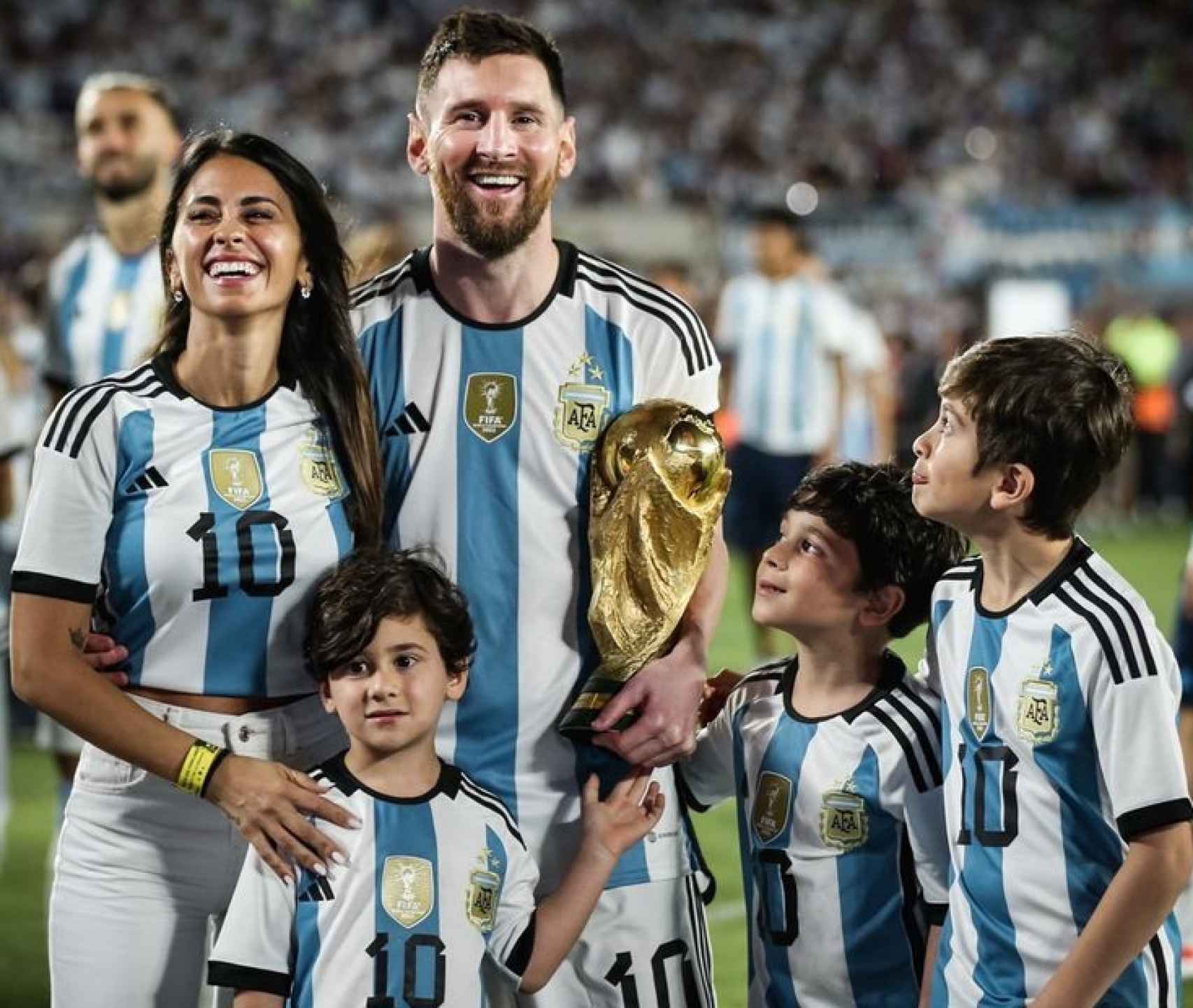 Leo Messi, junto a Antonella y sus tres hijos, Thiago, Mateo y Ciro