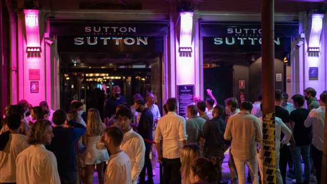 Jóvenes esperan en la puerta de la discoteca Sutton para entrar, a 27 de junio de 2021, en Barcelona