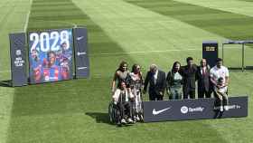 La familia de Balde, presente en el acto de renovación del futbolista con el Barça