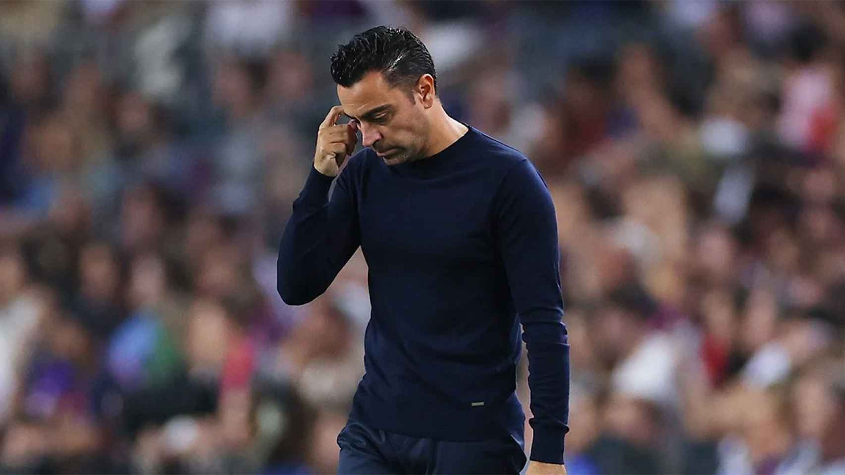 Xavi Hernández, cabizbajo durante un partido del FC Barcelona