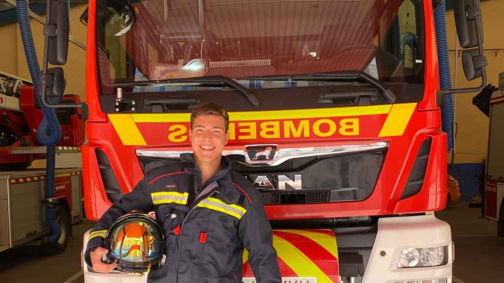 Adrián Luna, el bombero con carrera, máster y que conduce un camión más joven de España