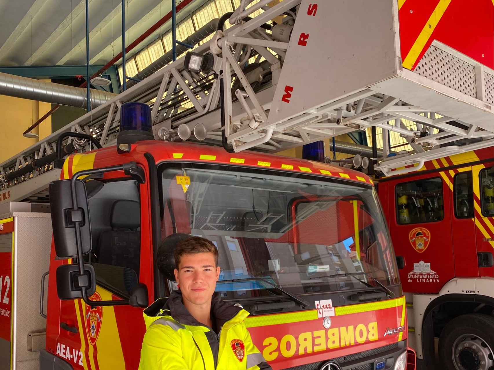 Adrián, el bombero formado más joven de España que conduce un camión