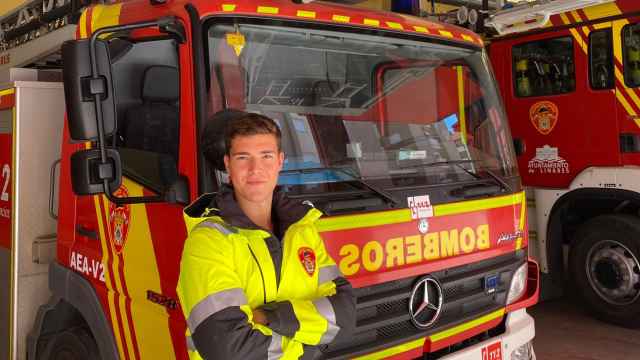 Adrián Luna, el bombero con carrera, máster y que conduce un camión más joven de España
