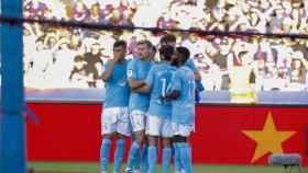 Los jugadores del Celta celebran el gol de Larsen