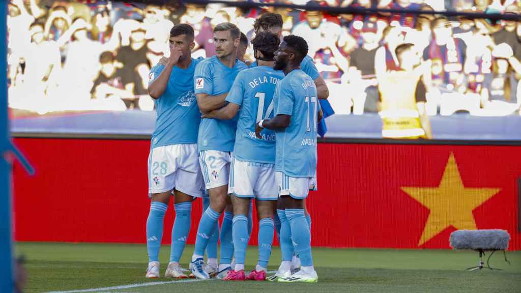 Los jugadores del Celta celebran el gol de Larsen