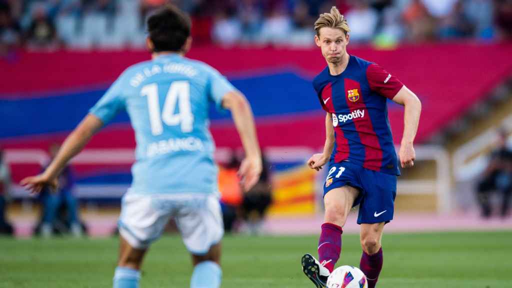 Frenkie de Jong traza un pase contra el Celta de Vigo