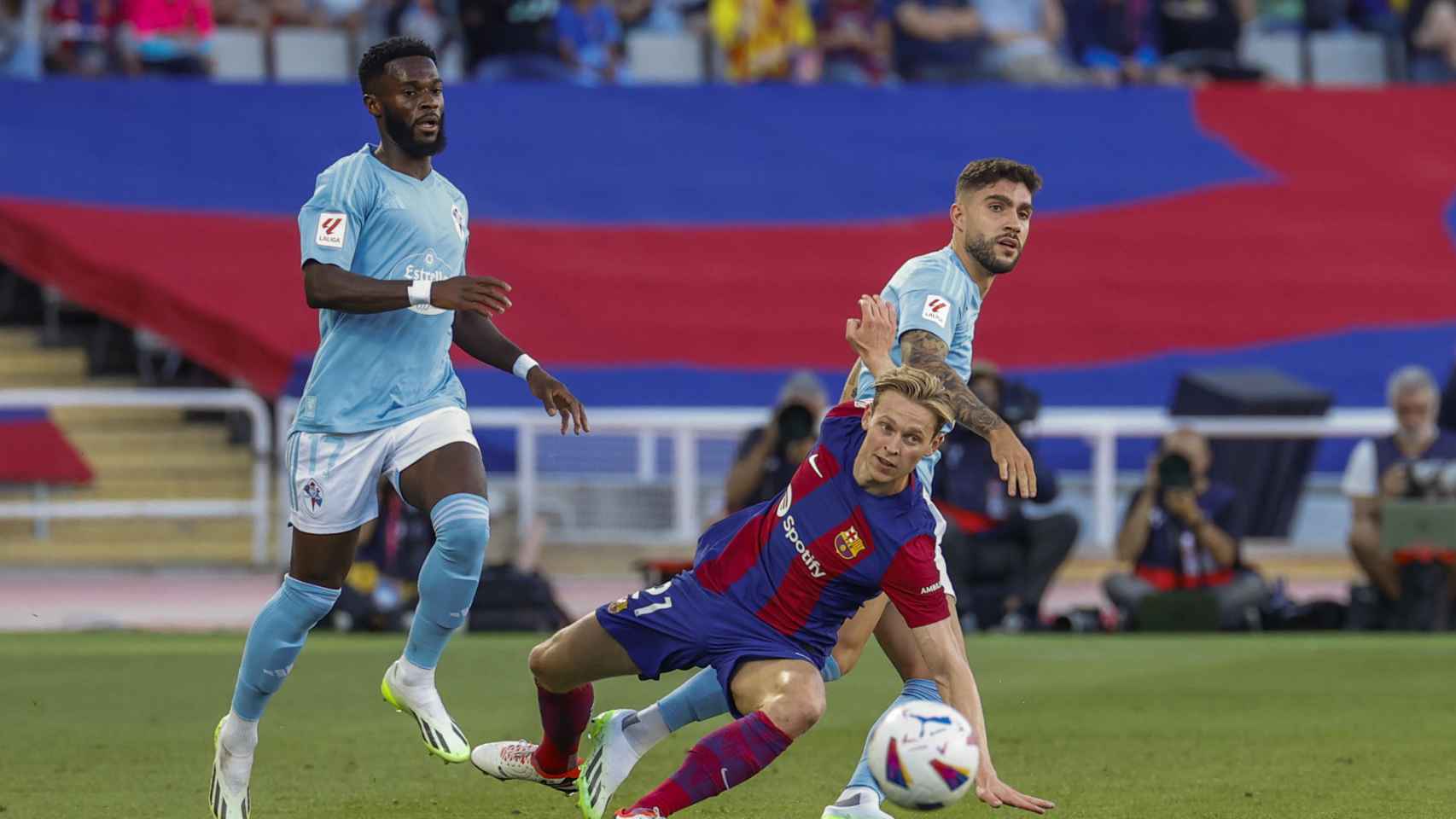 Frenkie de Jong y Jonathan Bamba disputan un balón en el Barça-Celta