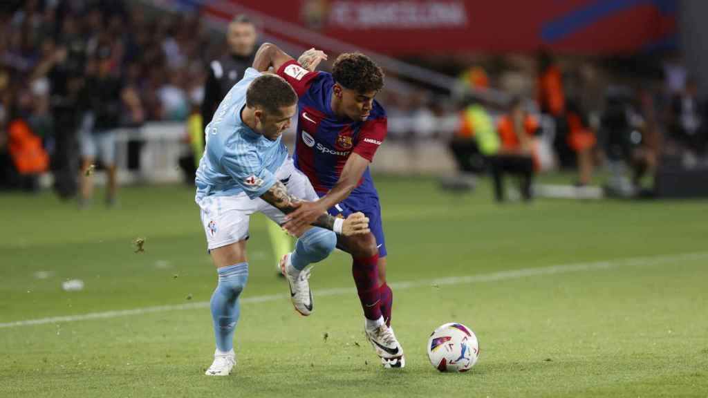 Lamine Yamal encara a Mihailo Ristic en el partido contra el Celta de Vigo