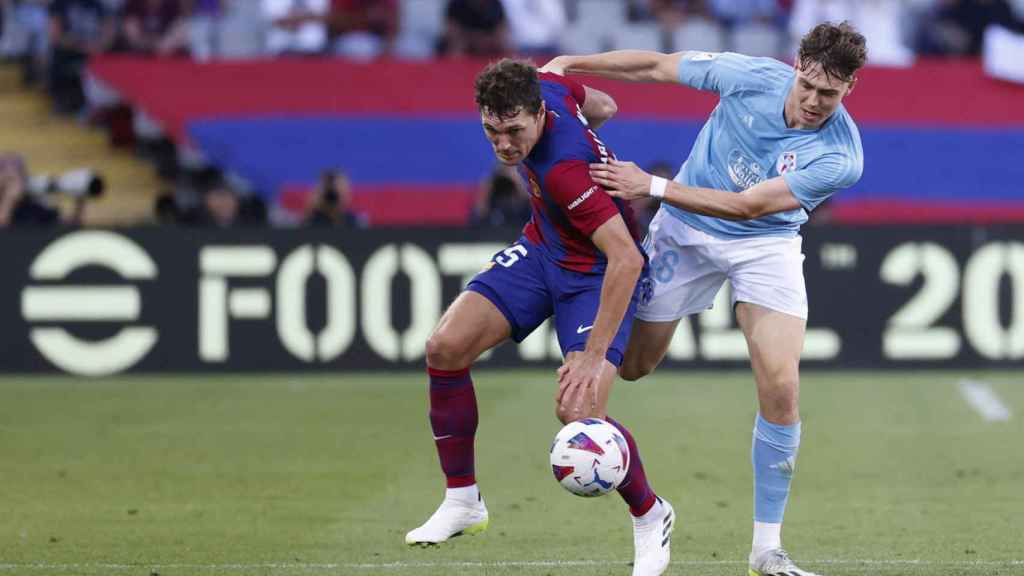 Andreas Christensen lucha por la pelota con Jorgen Larsen