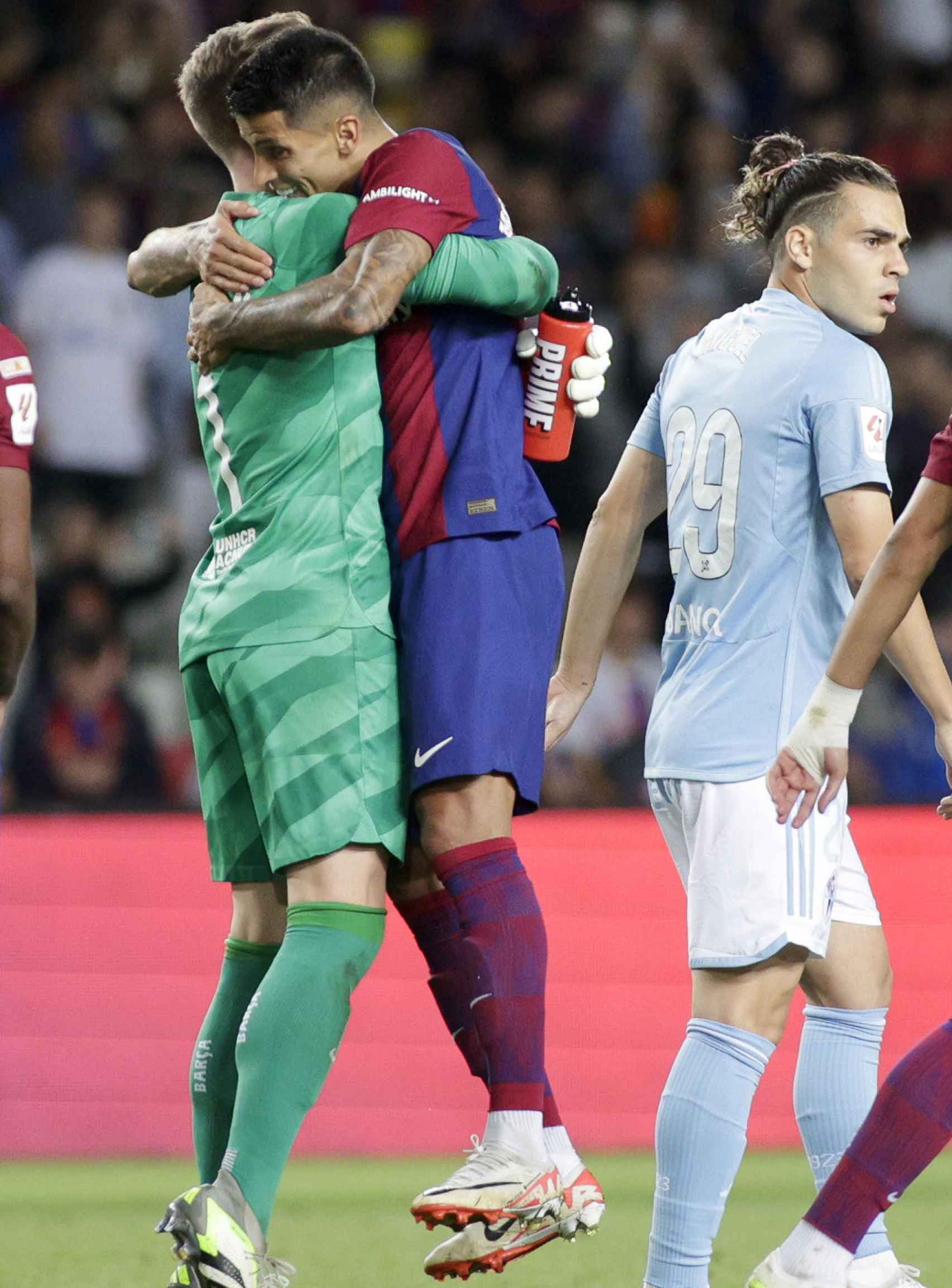 Marc-André Ter Stegen y Joao Cancelo celebran la victoria del Barça contra el Celta