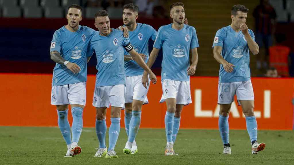 Óscar Mingueza celebra con sus compañeros el segundo gol del Celta contra el Barça