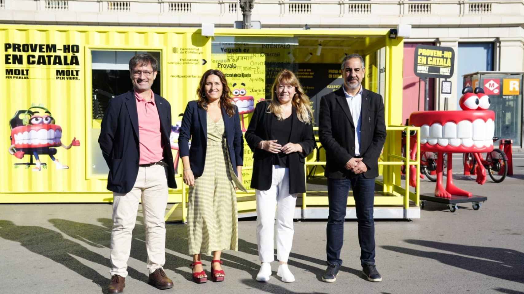 El secretario general de Política Lingüística de la Generalitat, Francesc Xavier Vila, con las conselleras Laura Vilagrà y Natàlia Garriga y el delegado del Govern en Barcelona, Joan Borràs, en la presentación del podcast en catalán de 'La Queta'