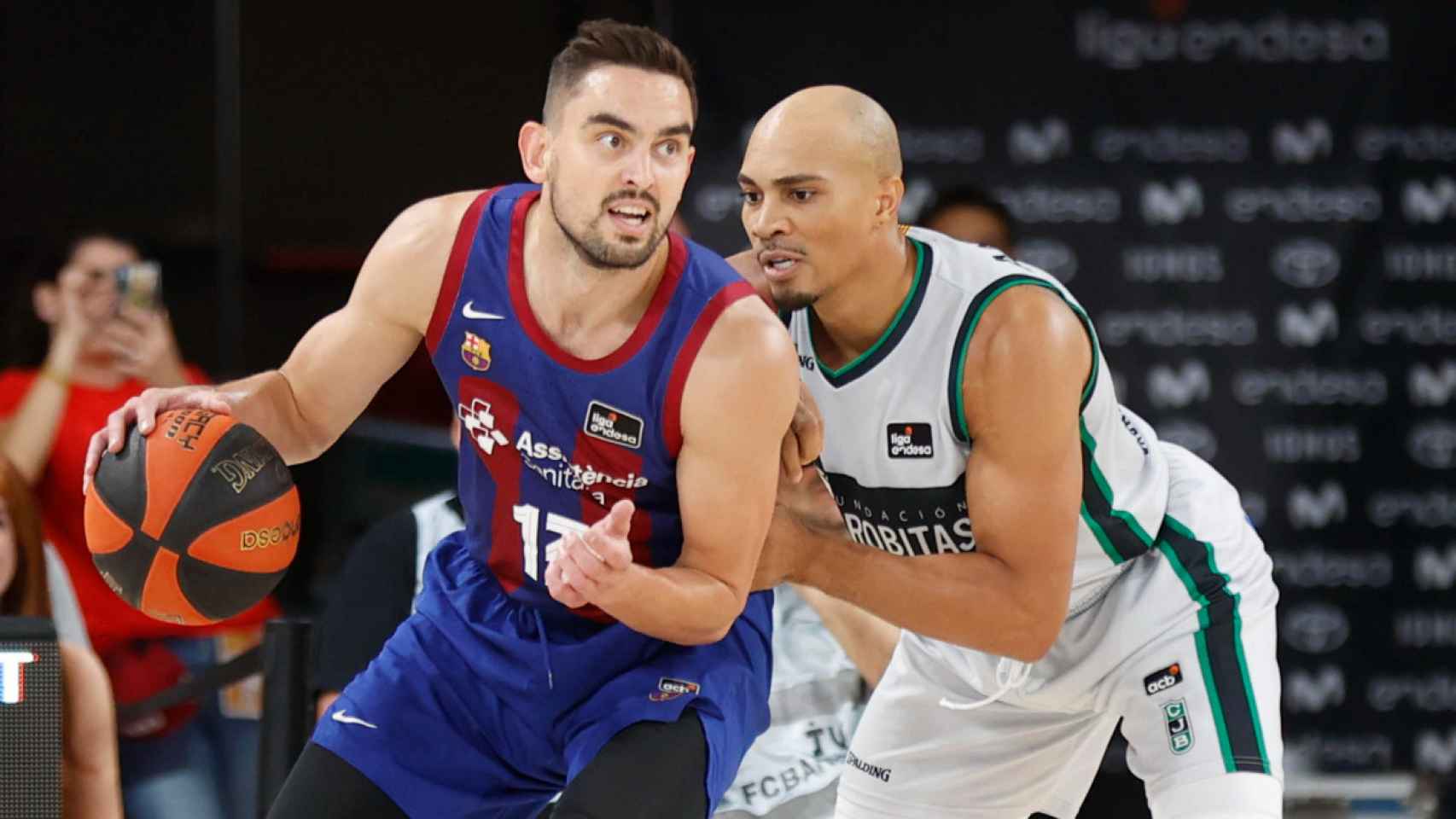 Tomas Satoransky controla el balón, defendido por Andrew Andrews