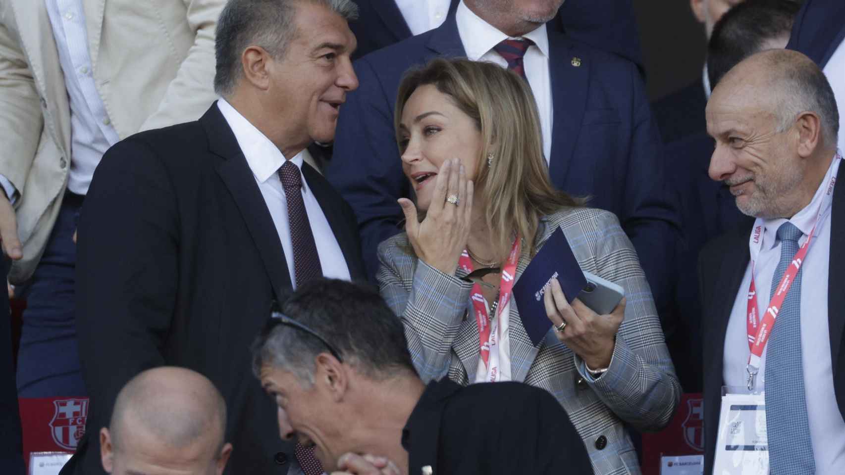 Joan Laporta y Marian Mourino, adjunta a la presidencia del Celta, en el palco de Montjuïc