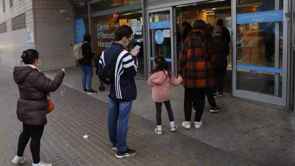 Pacientes, haciendo cola en el CAP Maragall de Barcelona