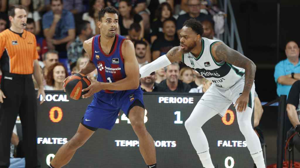 Oscar Da Silva disputa la posesión del balón en el derbi catalán contra el Joventut