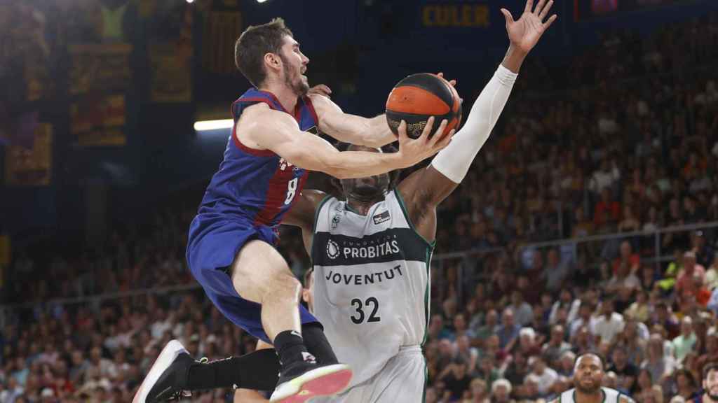 Darío Brizuela intenta una bandeja contra el Joventut de Badalona