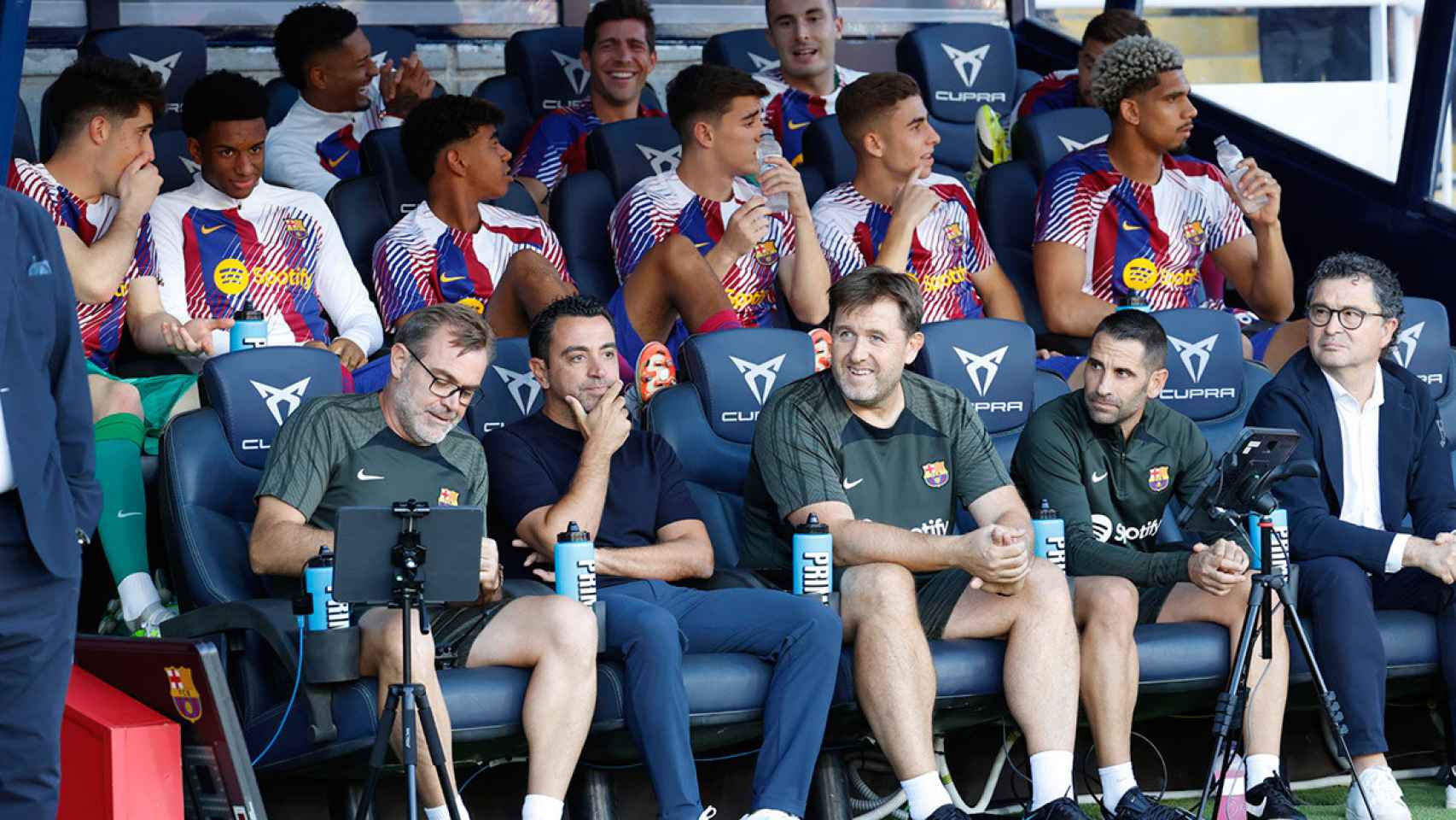 Xavi Hernández y el banquillo del Barça, antes del partido contra el Celta