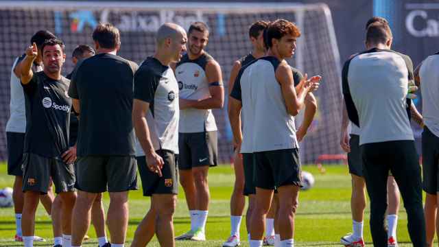 Xavi Hernández, dando órdenes durante un entrenamiento del Barça