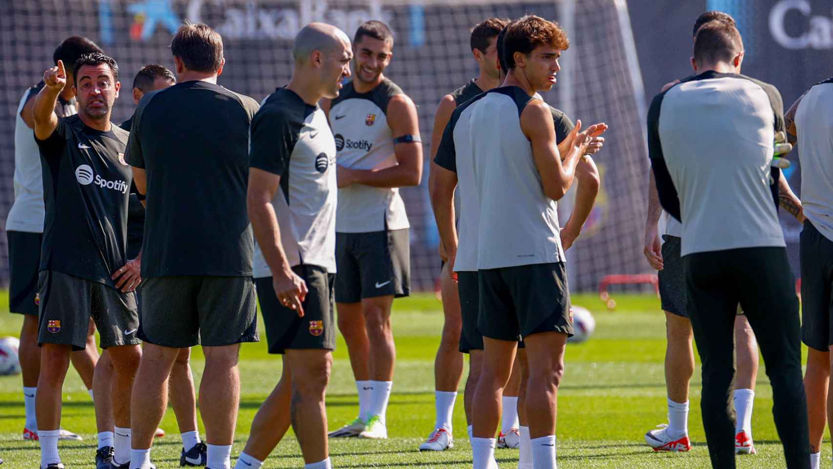 Xavi Hernández, dando órdenes durante un entrenamiento del Barça