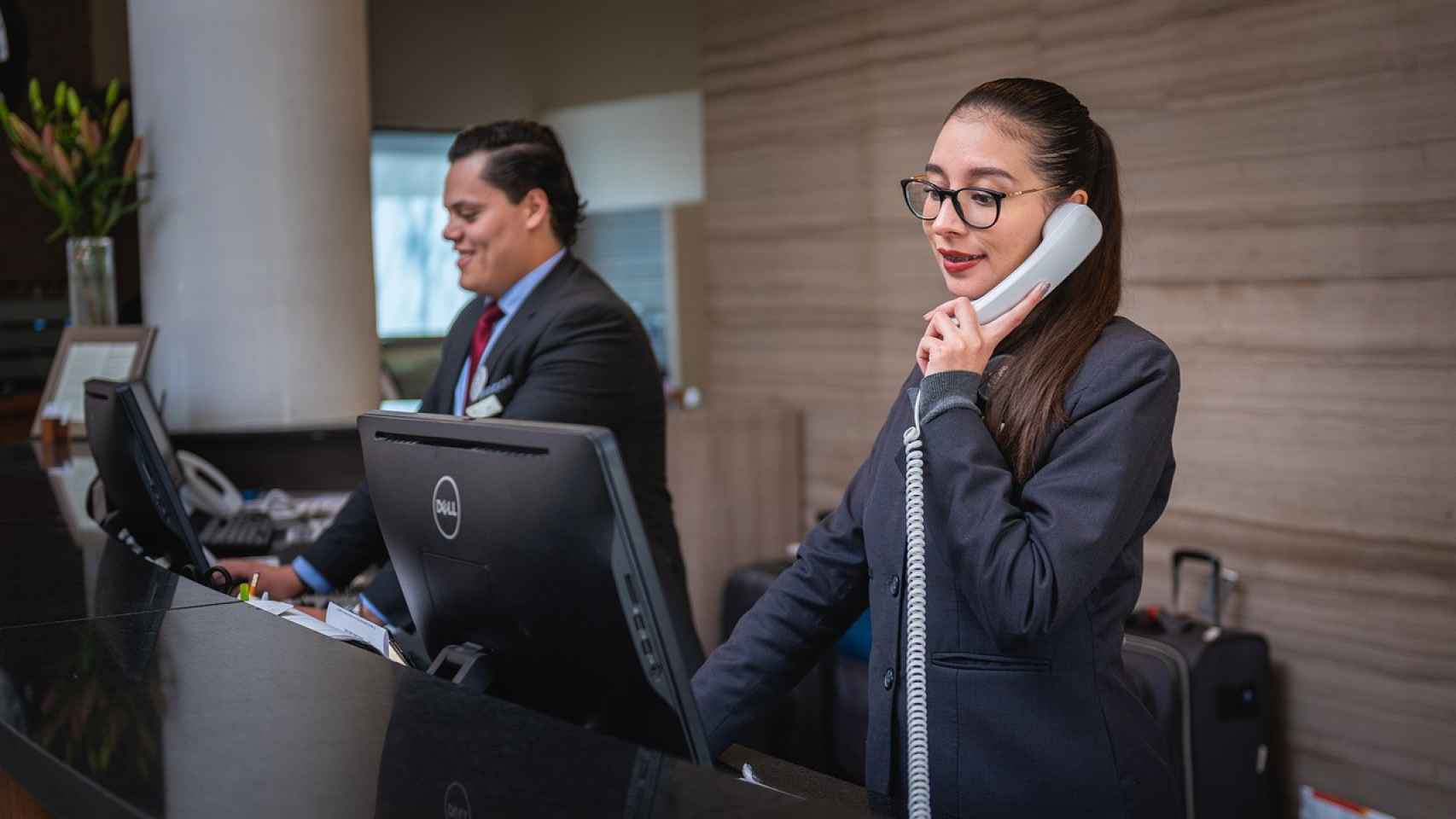 Trabajadores en una recepción