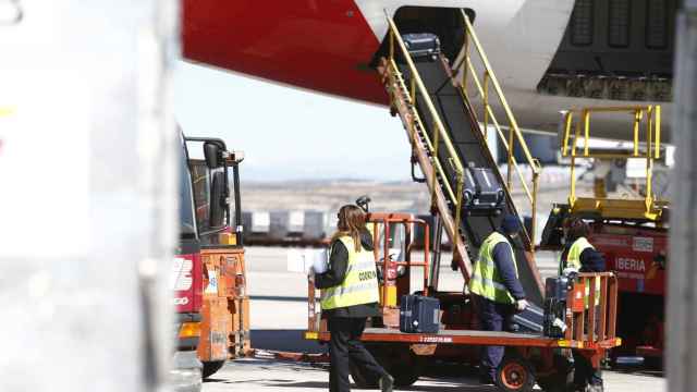 Trabajadores de 'handling' cargando un avión en el aeropuerto de Madrid Barajas
