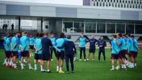 La plantilla del FC Barcelona, antes de un entrenamiento en la Ciutat Esportiva