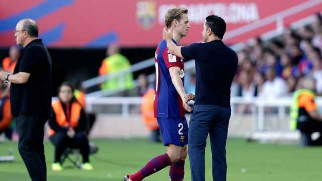 Xavi Hernández, consolando a Frenkie de Jong tras caer lesionado