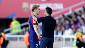 Xavi Hernández, consolando a Frenkie de Jong tras caer lesionado