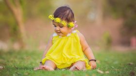 Una niña con flores en la cabeza