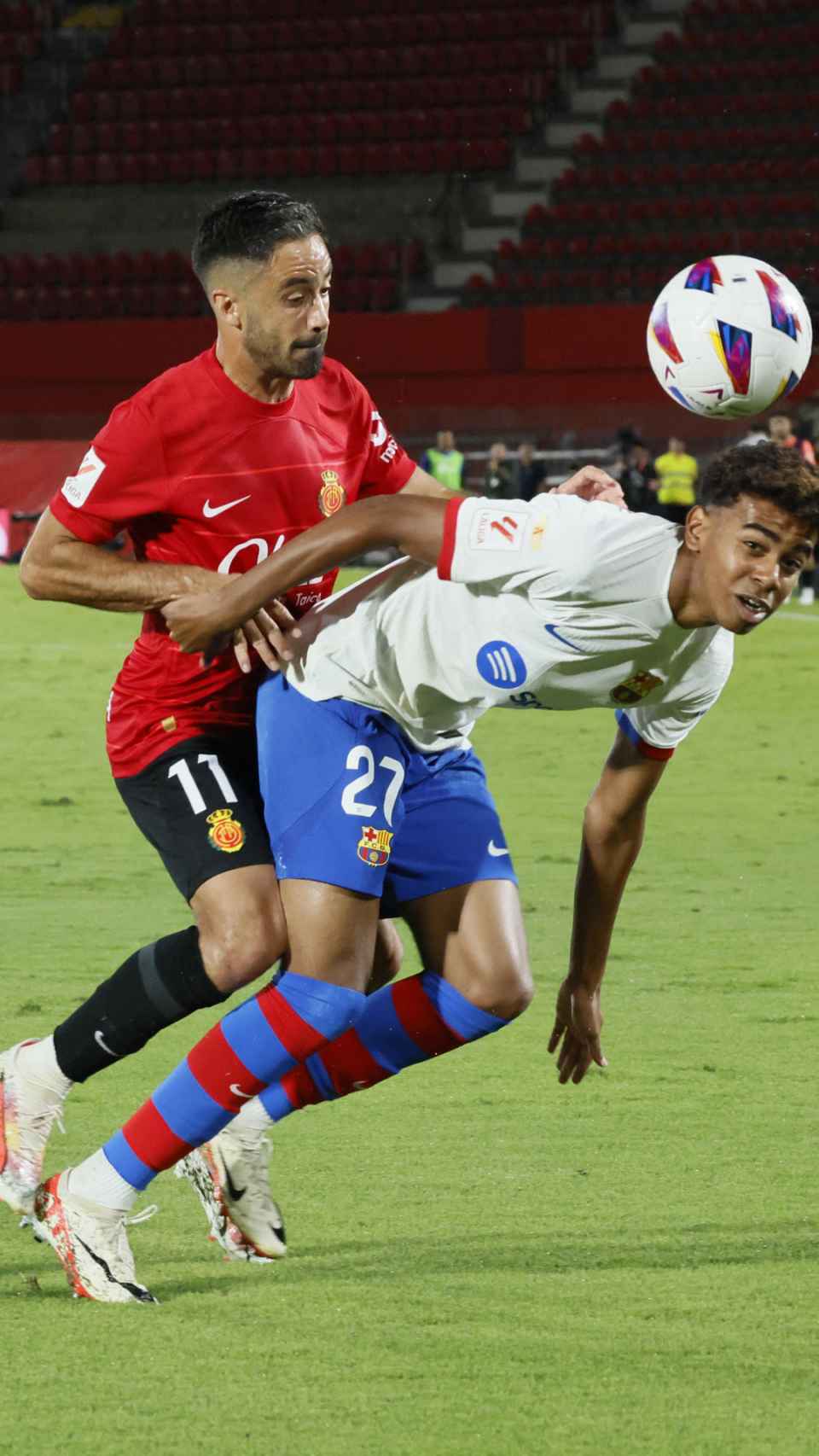 Lamine Yamal, luchando por un balón ante el Mallorca