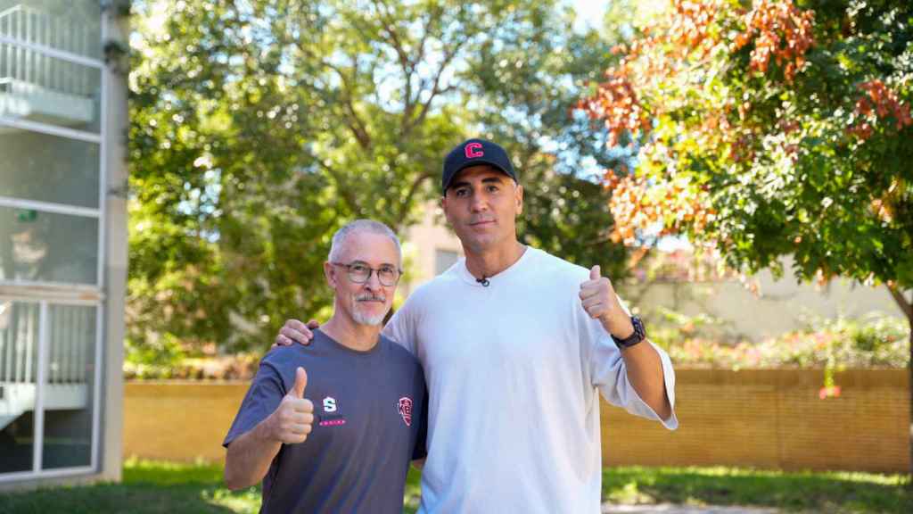 César Córdoba (dcha), cuatro veces campeón del mundo de kickboxing y campeón de España de Boxeo con su maestro, Juan José Albuixech (izq)