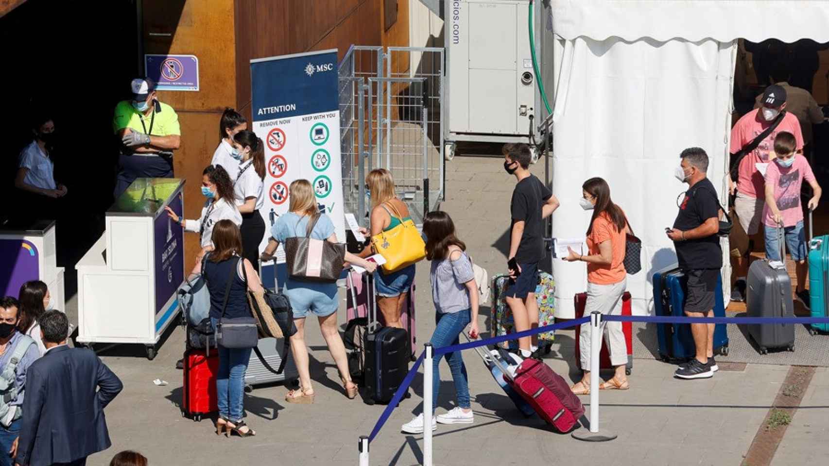 Turistas llegan en un crucero en el Puerto de Barcelona