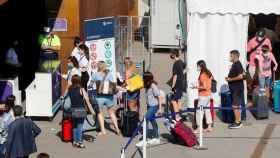 Turistas llegan en un crucero en el Puerto de Barcelona