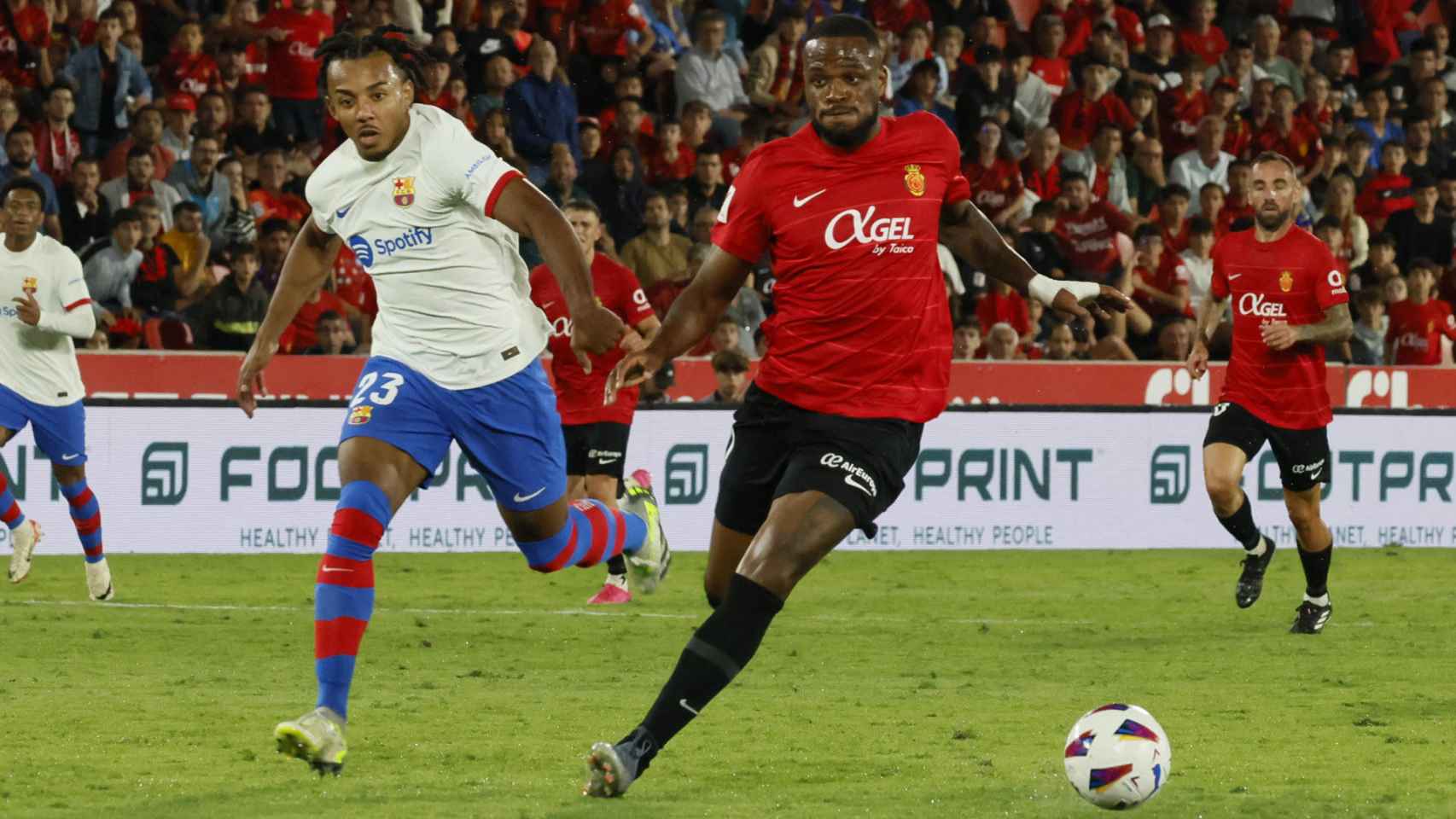 Jules Koundé, defendiendo una acción de Cyle Larin