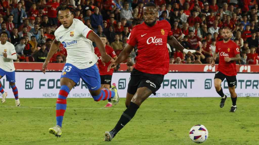 Jules Koundé, defendiendo una acción de Cyle Larin