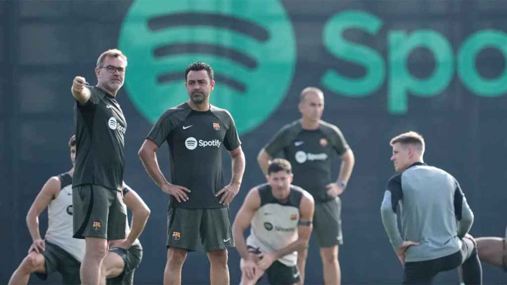 Xavi Hernández y su hermano, durante un entrenamiento del Barça