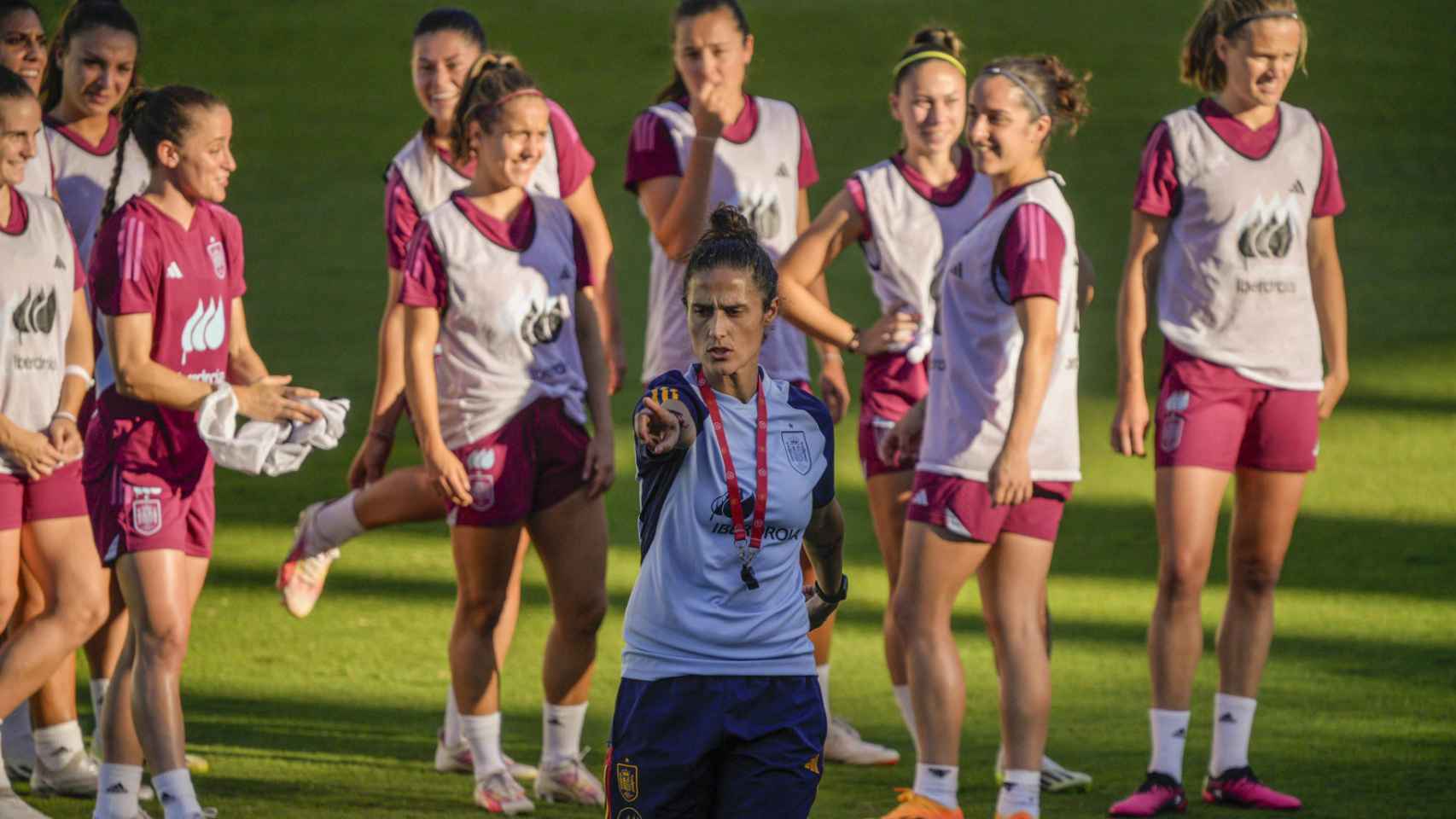 Montse Tomé, durante un entrenamiento con las jugadoras de la Selección