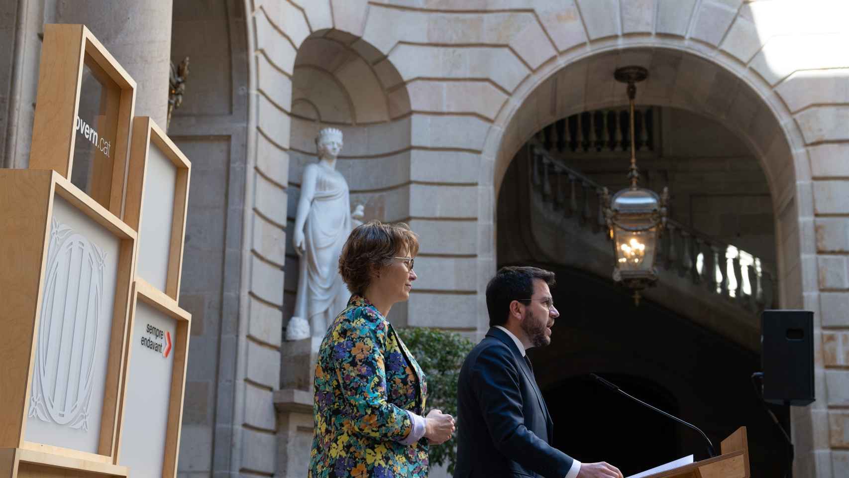 El presidente de la Generalitat, Pere Aragonès, junto a la 'consellera' de Acción Exterior, Meritxell Serret, en la Llotja de Mar