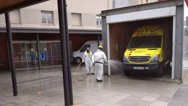 Dos sanitarios limpian una ambulancia externa del SEM en el Hospital de La Seu