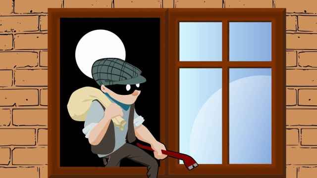 Un ladrón sale por la ventana