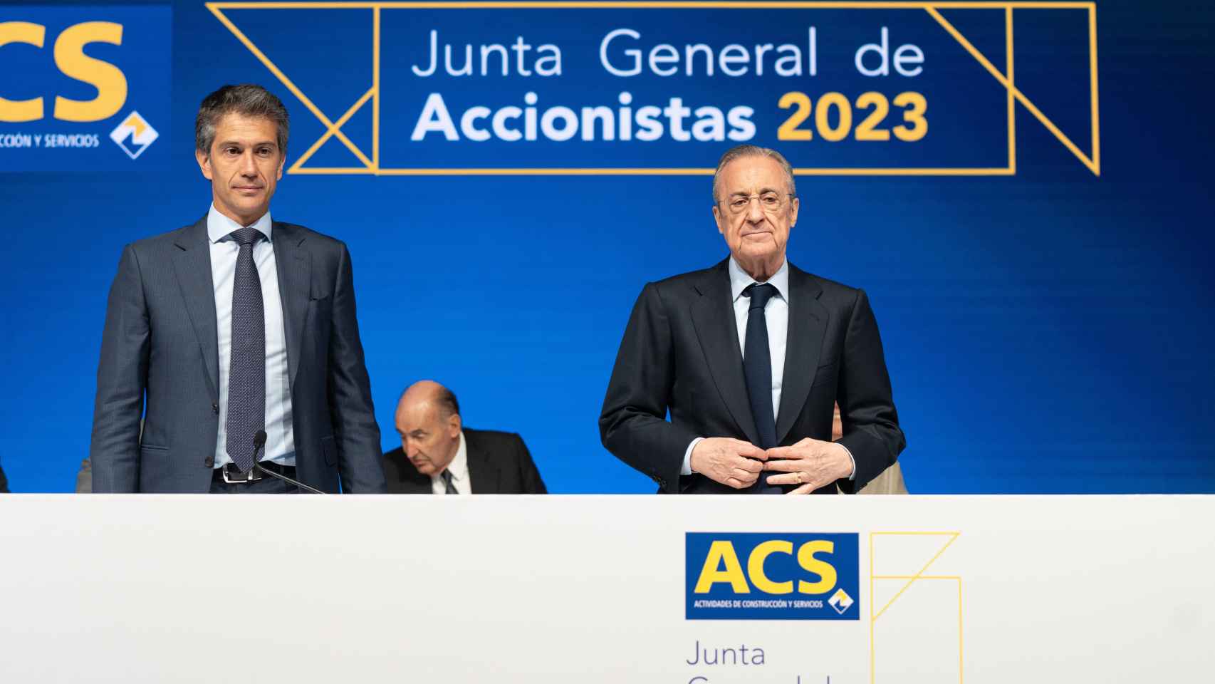 El presidente de ACS, Florentino Pérez (dcha.), y el consejero delegado, Juan Santamaría, en la última junta de accionistas / ACS